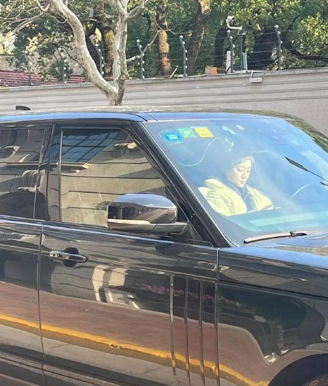 网友街边偶遇孙俪的座驾,百万级的suv,在上海真是不专心走路能看见