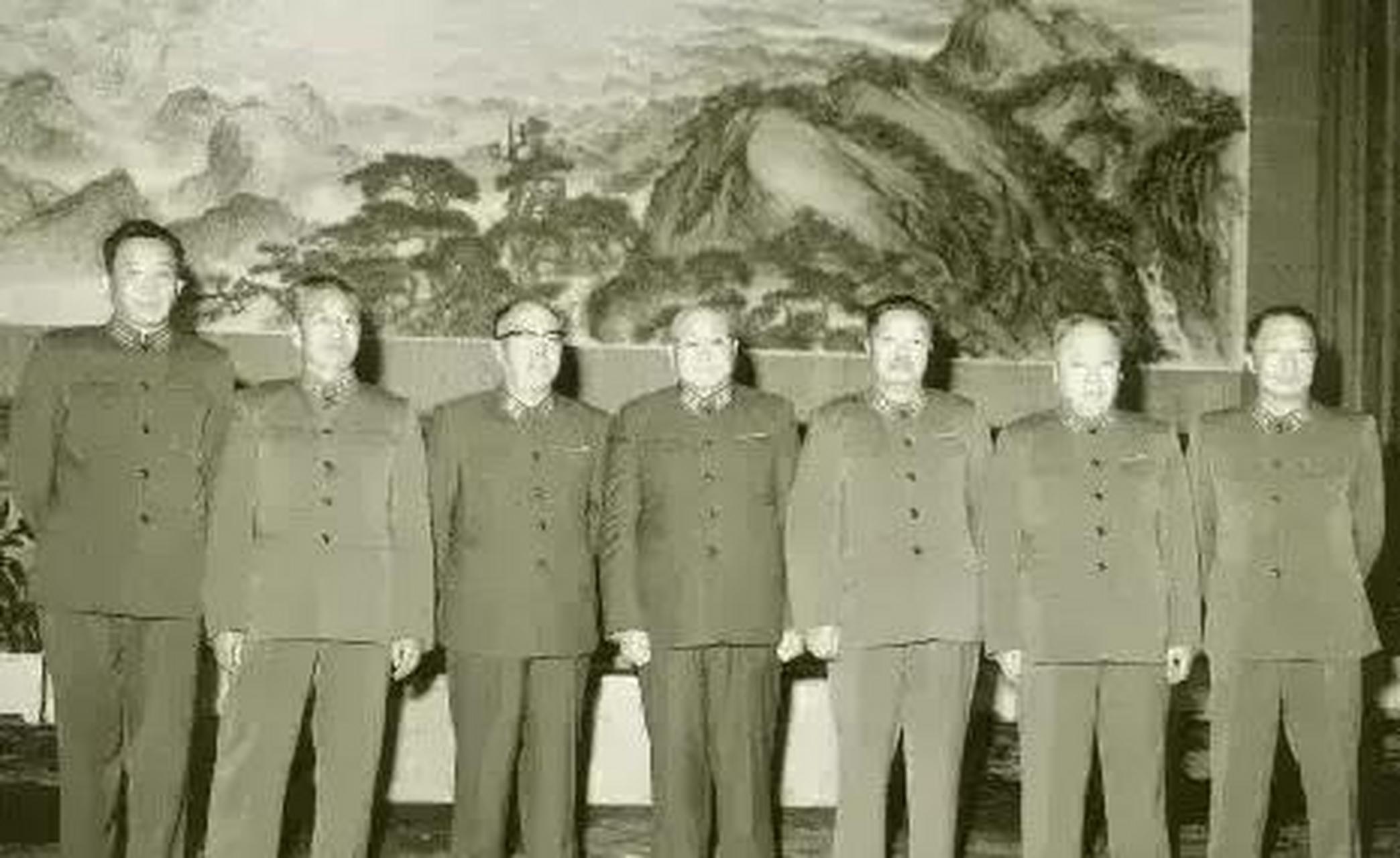 领动计划# 历史老照片: 十大元帅中人员较为齐整的一张合照,拍摄于