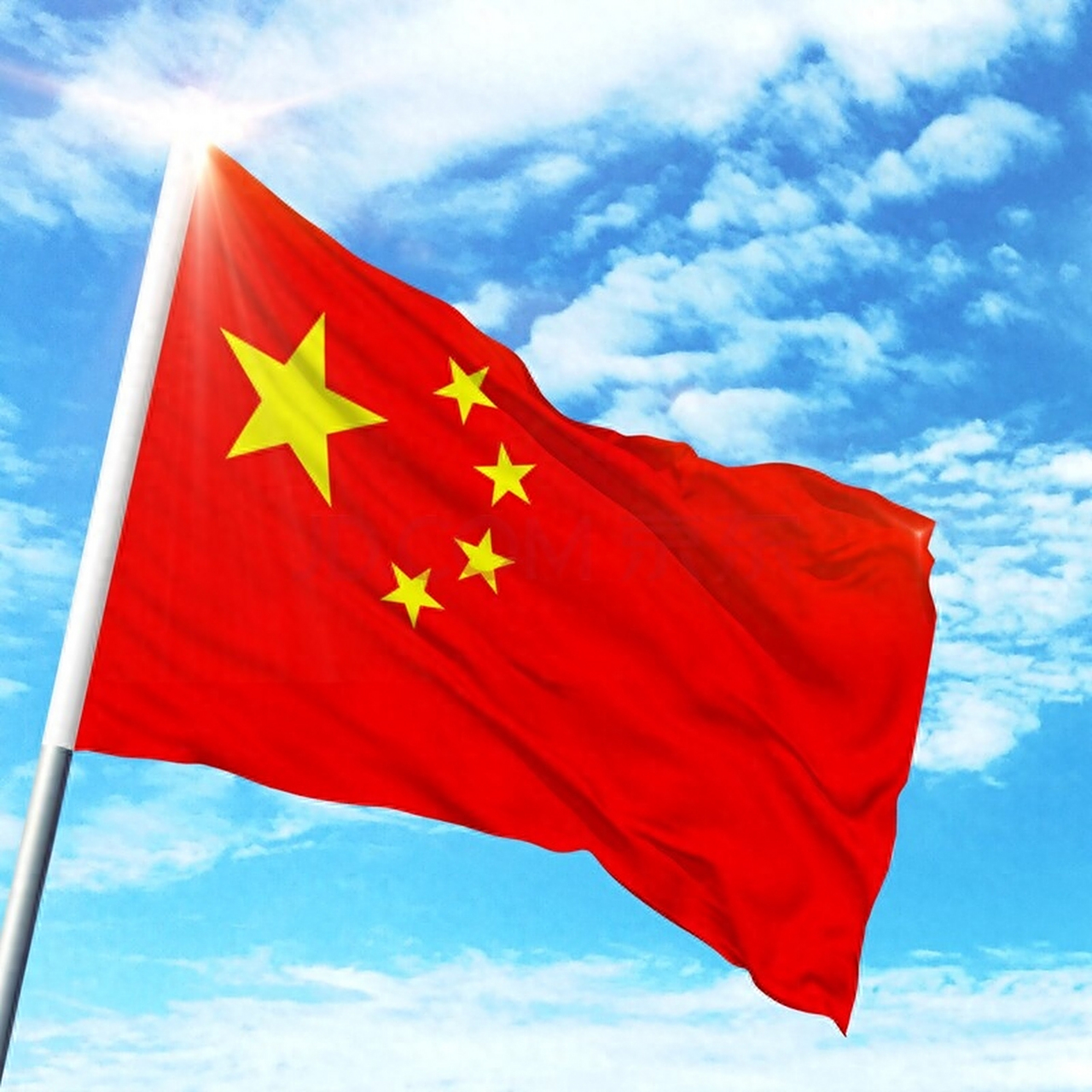 近日,一位国人面孔男子登上泰山之巅,兴奋之余,突然高举一面美国国旗