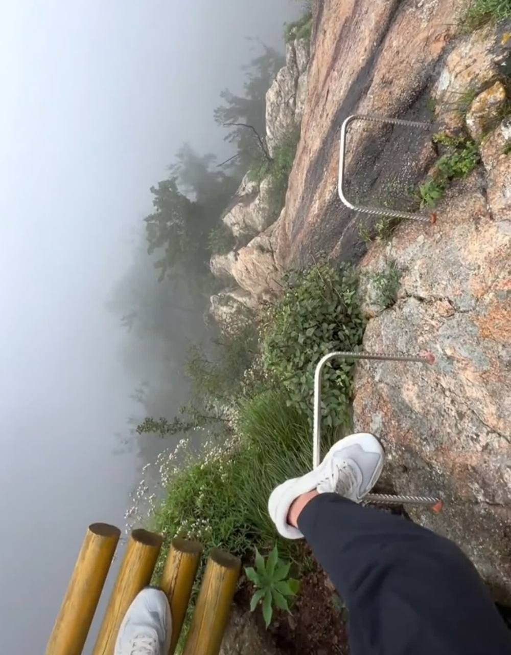 脚下有万丈深渊,鞋带一定要系紧,否则鞋子会掉下来,你就没有衣服穿了.