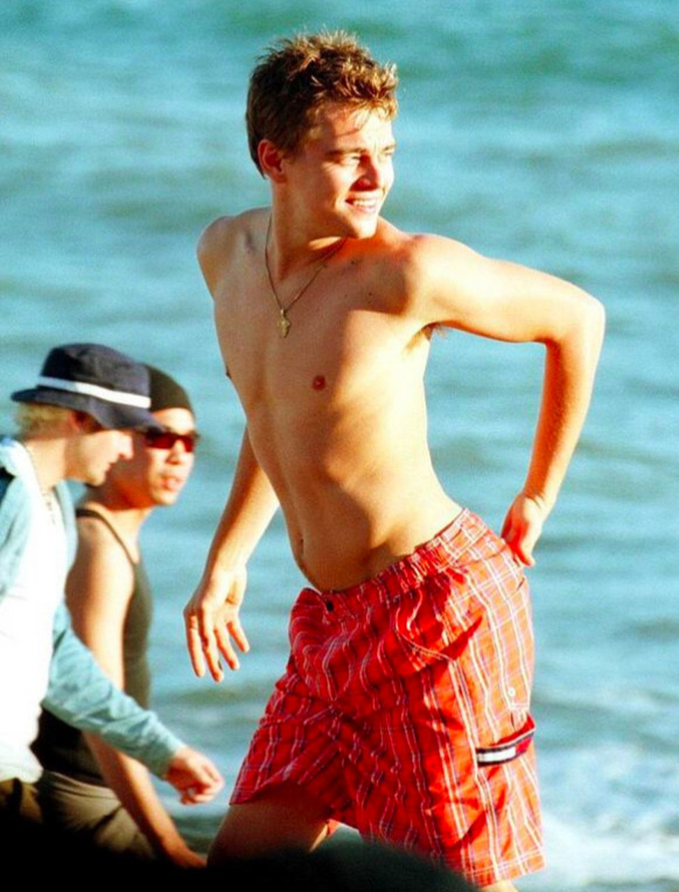 小李子莱昂纳多在1999年在海滩上玩耍的照片,赤裸上半身的他此时没有