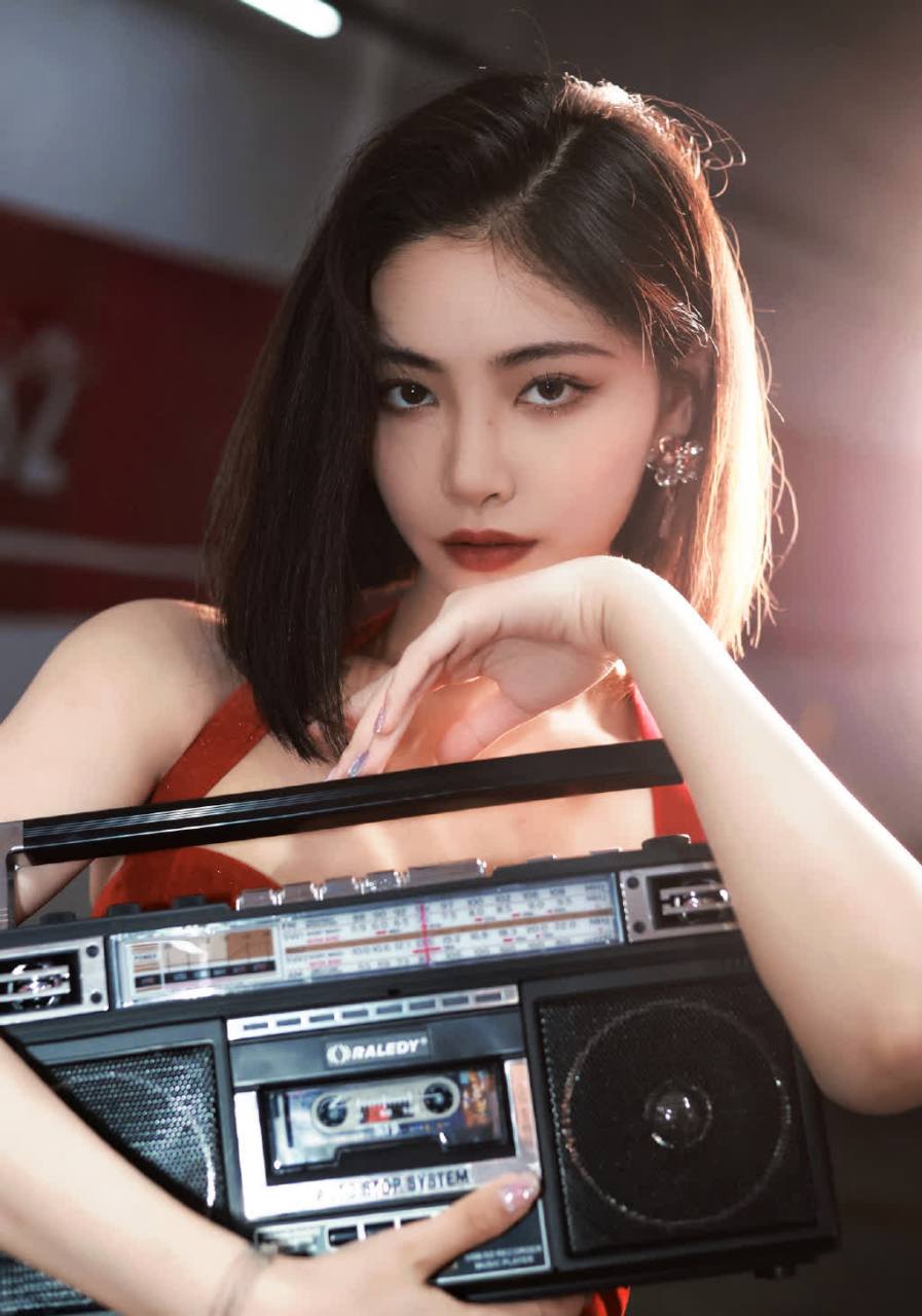 许佳琪,红衣美女. 许佳琪今晚发布了自己的直播造型.