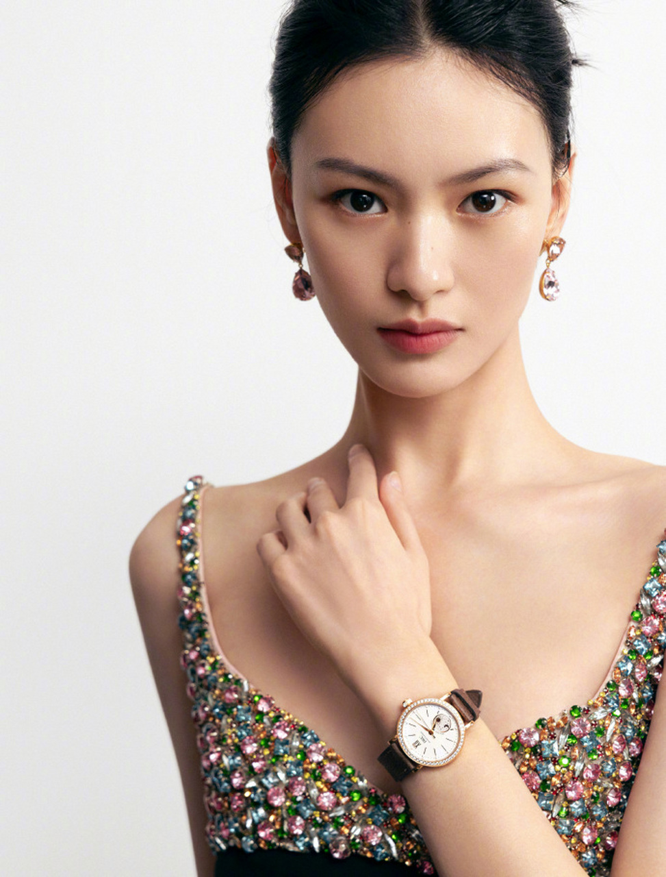 邱天身着一袭黑色闪钻连衣裙礼服亮相品牌活动,黑色系搭配让人心动