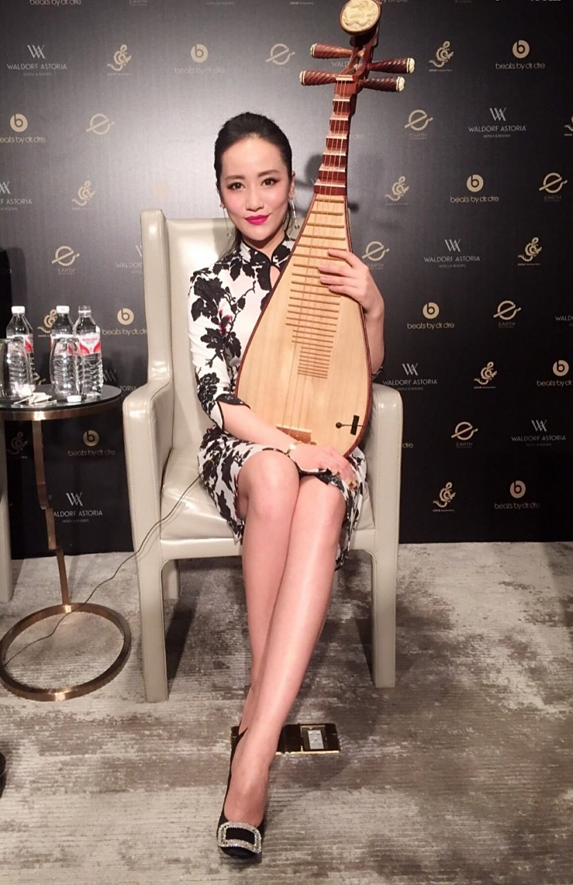 马琳  琵琶演奏家玉腿好看  [鲜花]