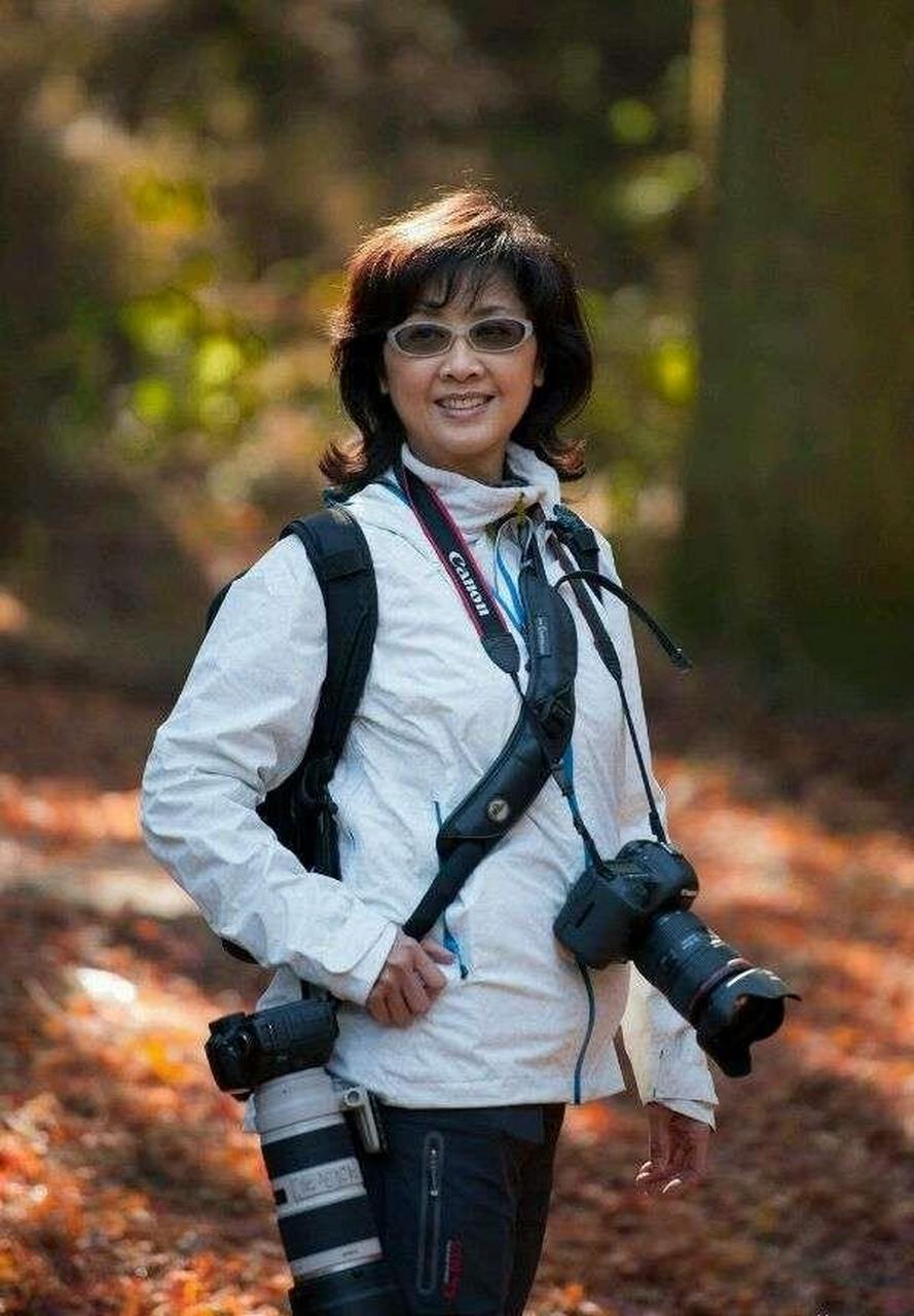 "女儿国国王"朱琳老年留的发型可真温柔,微黄的发色,大弧度的海藻卷