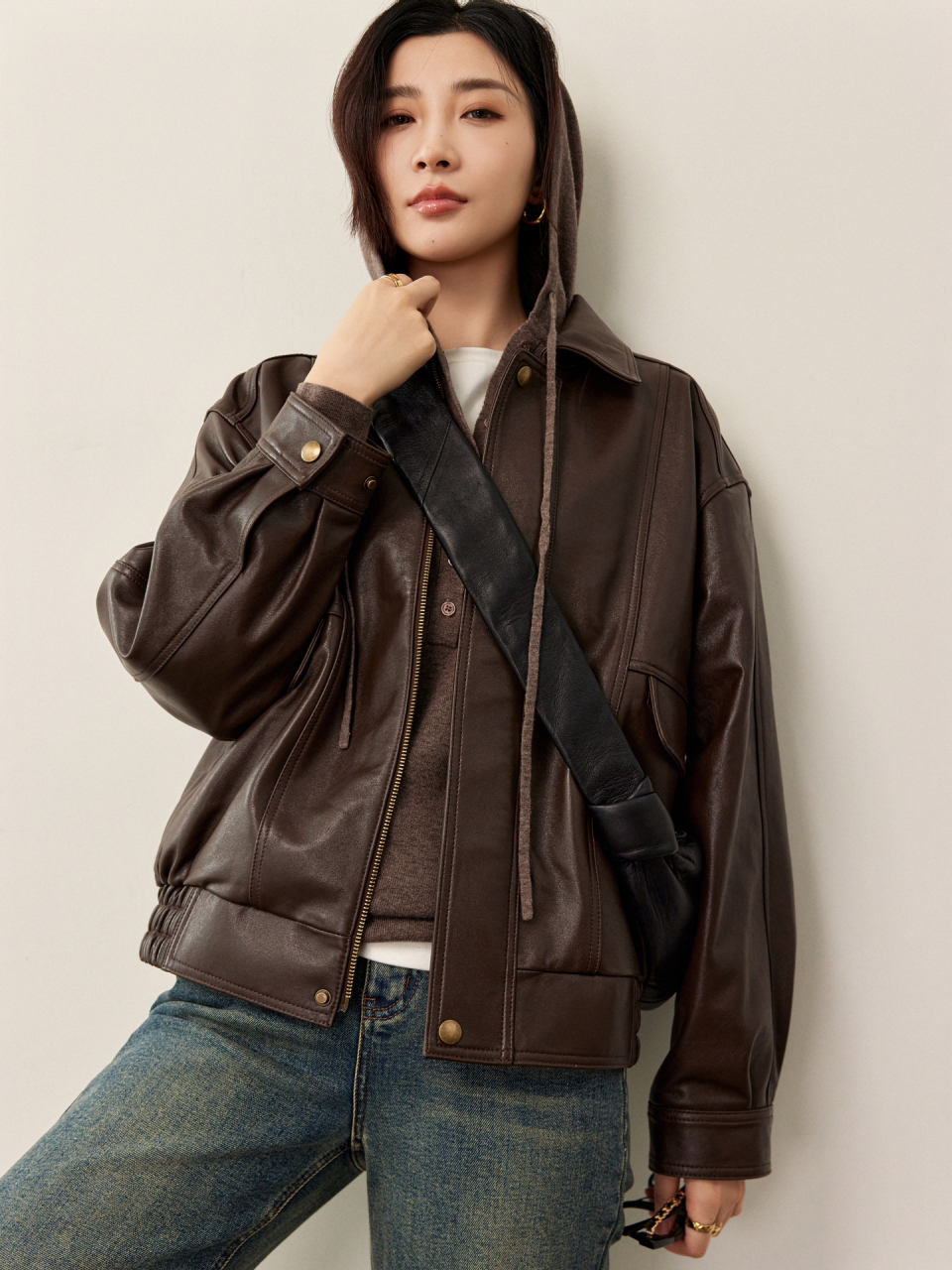 棕色系皮衣来了 紧跟美拉德潮流,带来恰好的复古韵味 喜欢这款的夹克