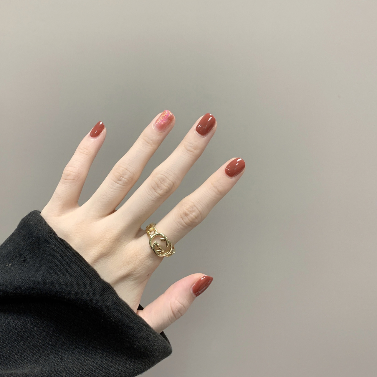 枫叶红是很暖的颜色 枫叶红美甲最不挑皮,简单大方有质感 无名指搭配