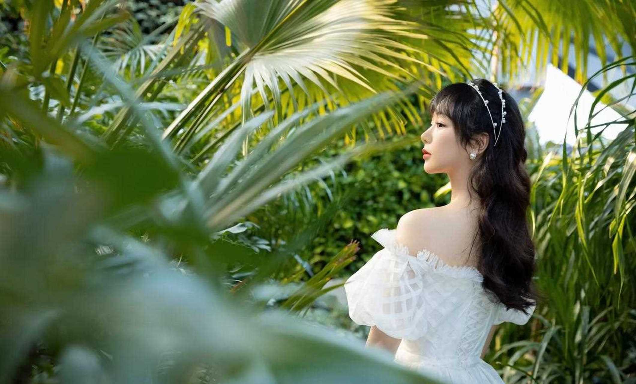 【杨紫今日活动造型图】 抹胸白色泡泡裙,是清新又温柔,可爱又美丽的