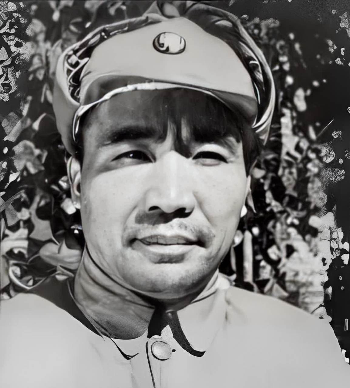 抗日战争时期,王耀武率领第74军,在常德山,雪峰山等战役中取得