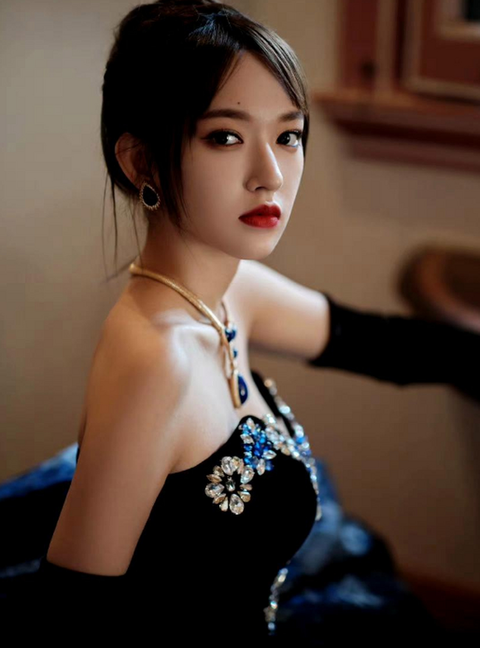 程潇的宝石装扮好性感啊