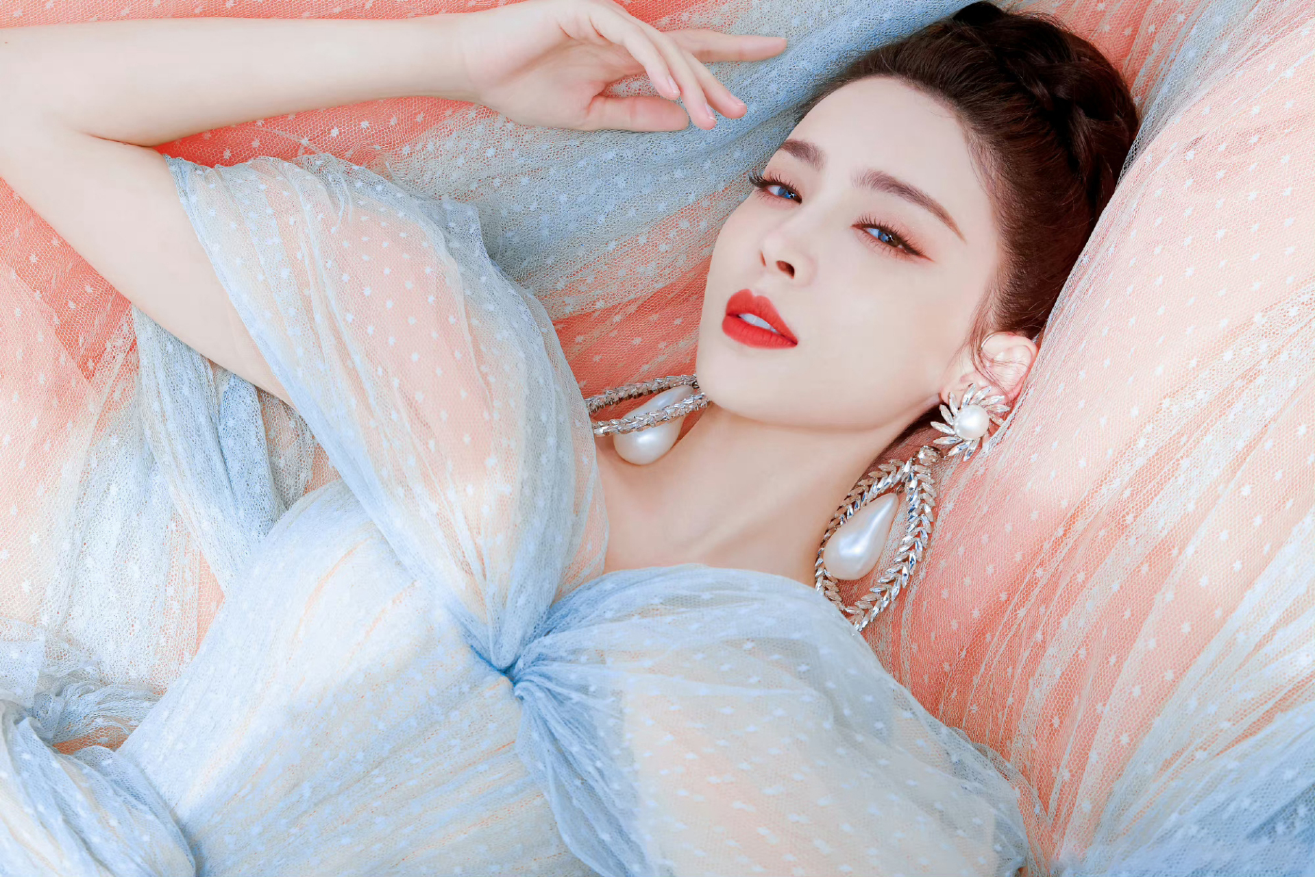 古力娜扎双色纱裙美照,这是凭脸就可以称霸娱乐圈了吧.