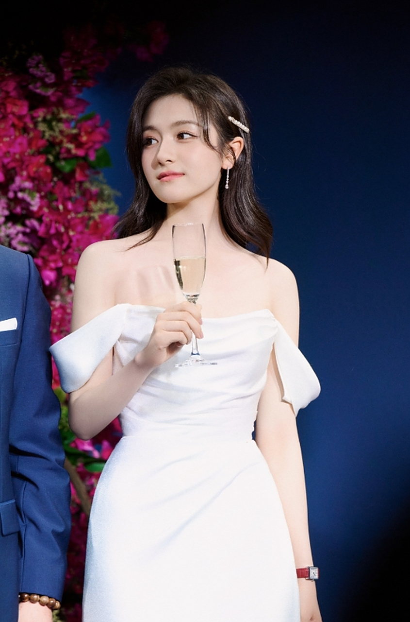 清纯甜美,娇艳欲滴的#李兰迪# 貌似天仙,窈窕身材,修长美腿,美得让人