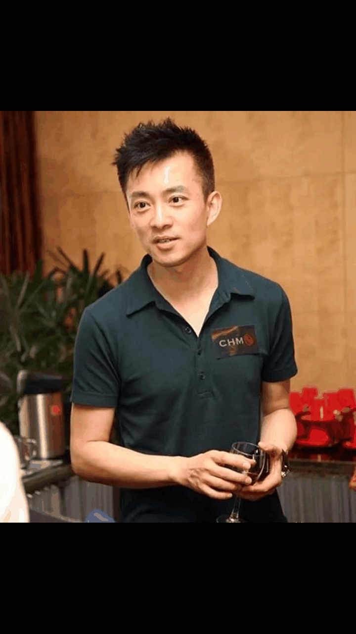 gif创作人# 51岁爱奇艺影业总裁亚宁,满头白发成大叔.