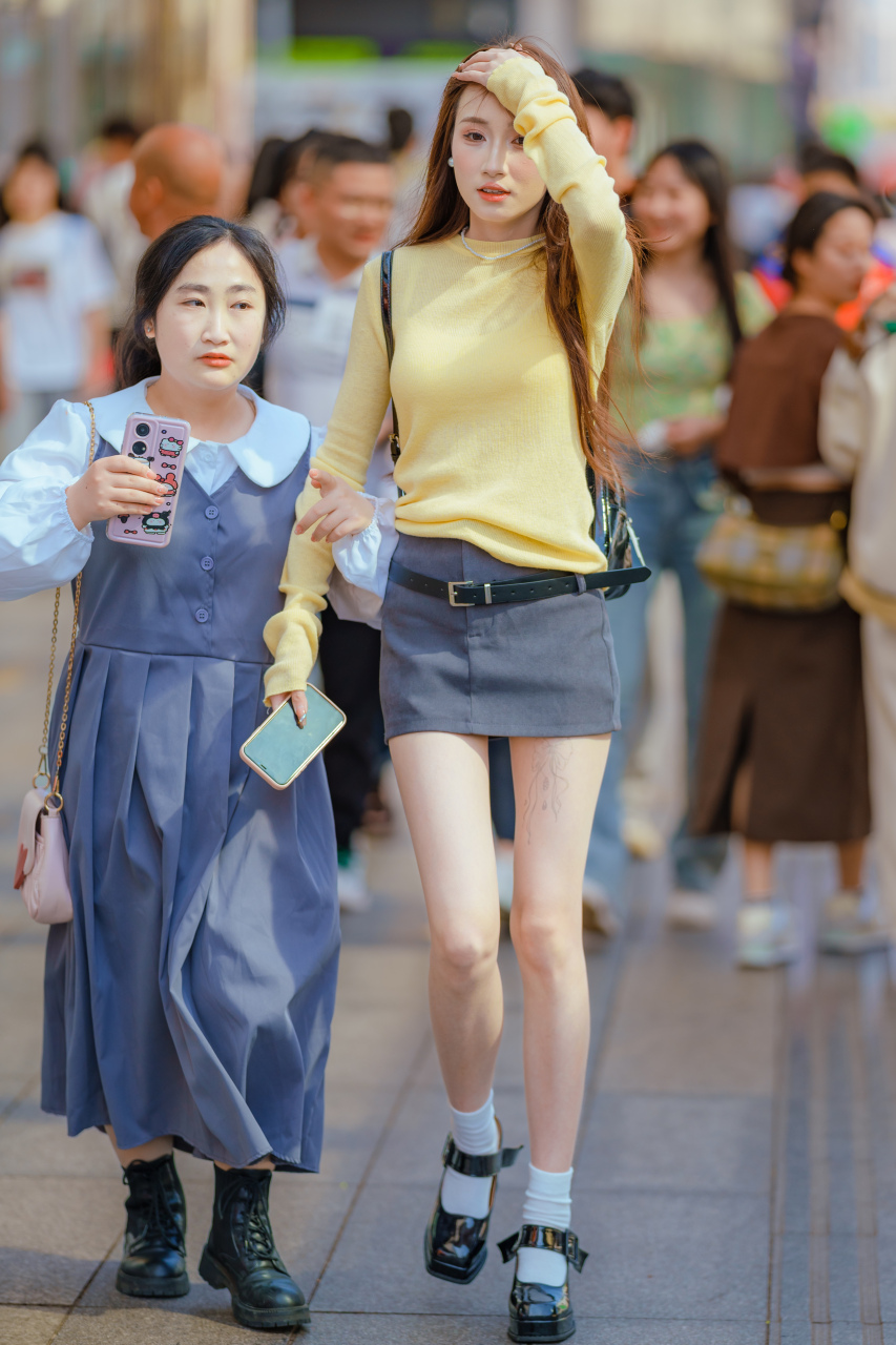 和高个子闺蜜一起逛街,感觉自己萌萌哒