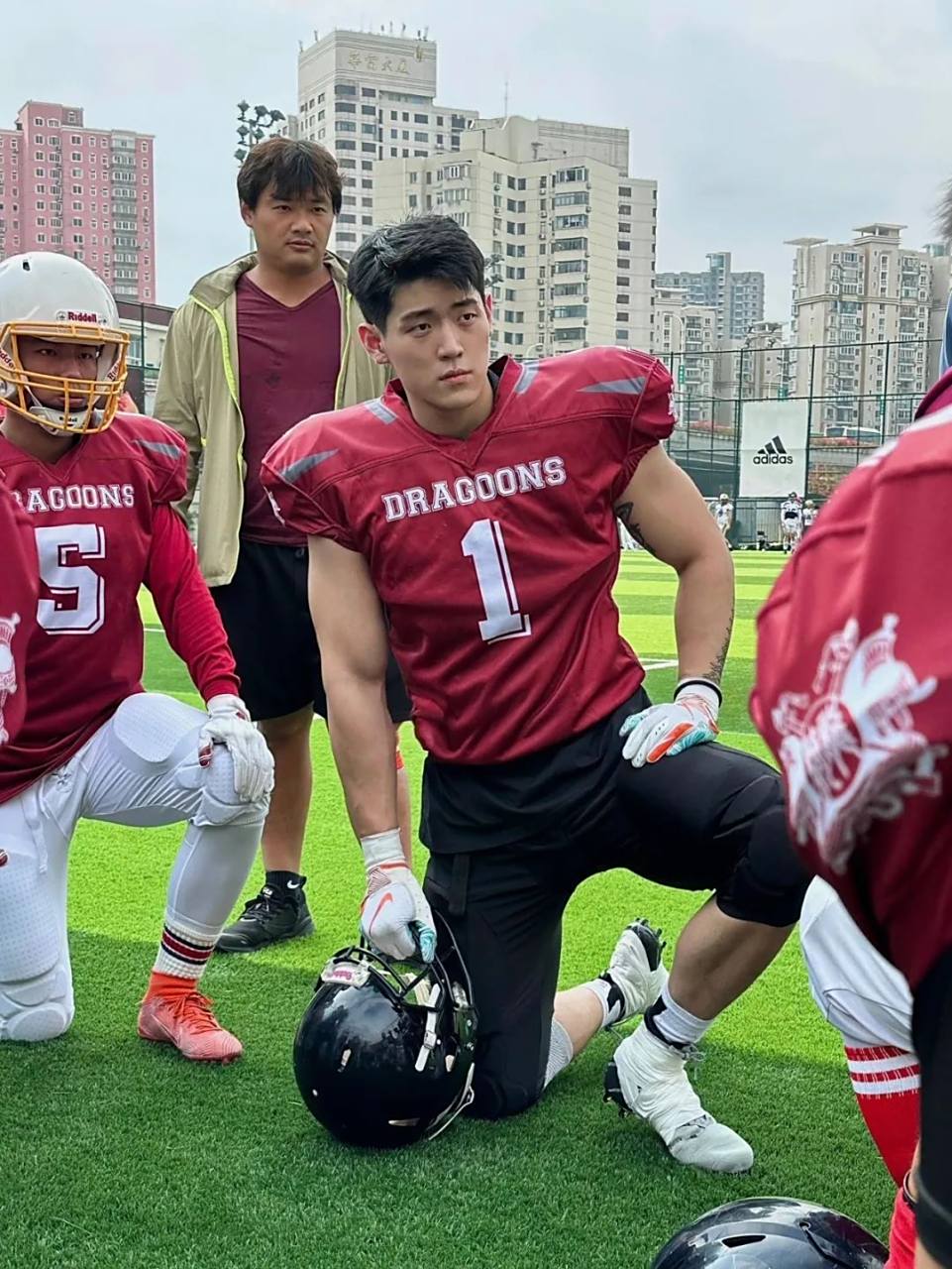 190cm橄榄球运动员,不仅身材好,竟然这么猛!#帅哥# #猛男# #腹肌