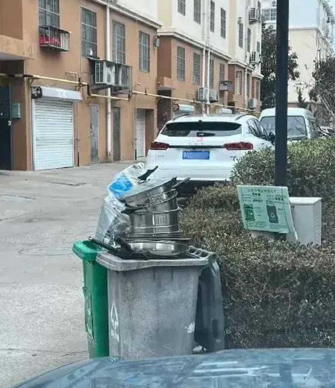 垃圾桶里的锅看起来挺新的,捡起来不尴尬吧