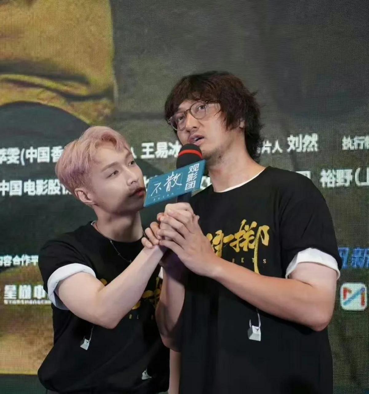 这身高没对比就没伤害啊#电影孤独一掷张艺兴