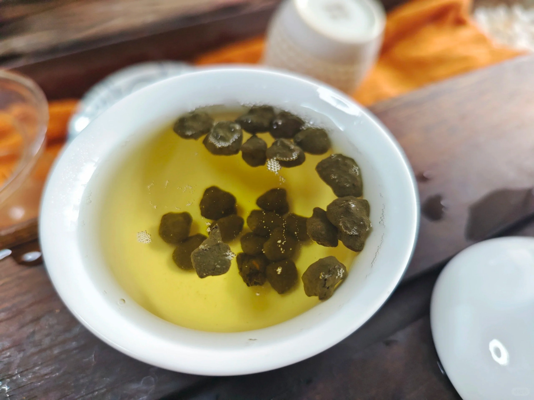 海南特产茶叶有苦丁茶,兰贵人,海南绿茶,海南红茶,鹧鸪茶,这几样
