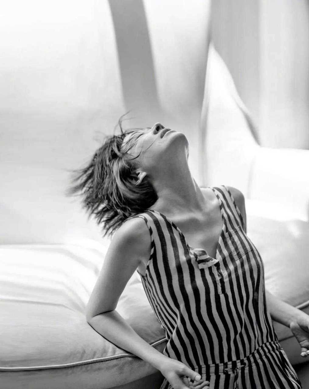 许晴在网上发布了一组黑白写真,衣服竟然是11年前的,两者一对比,竟然