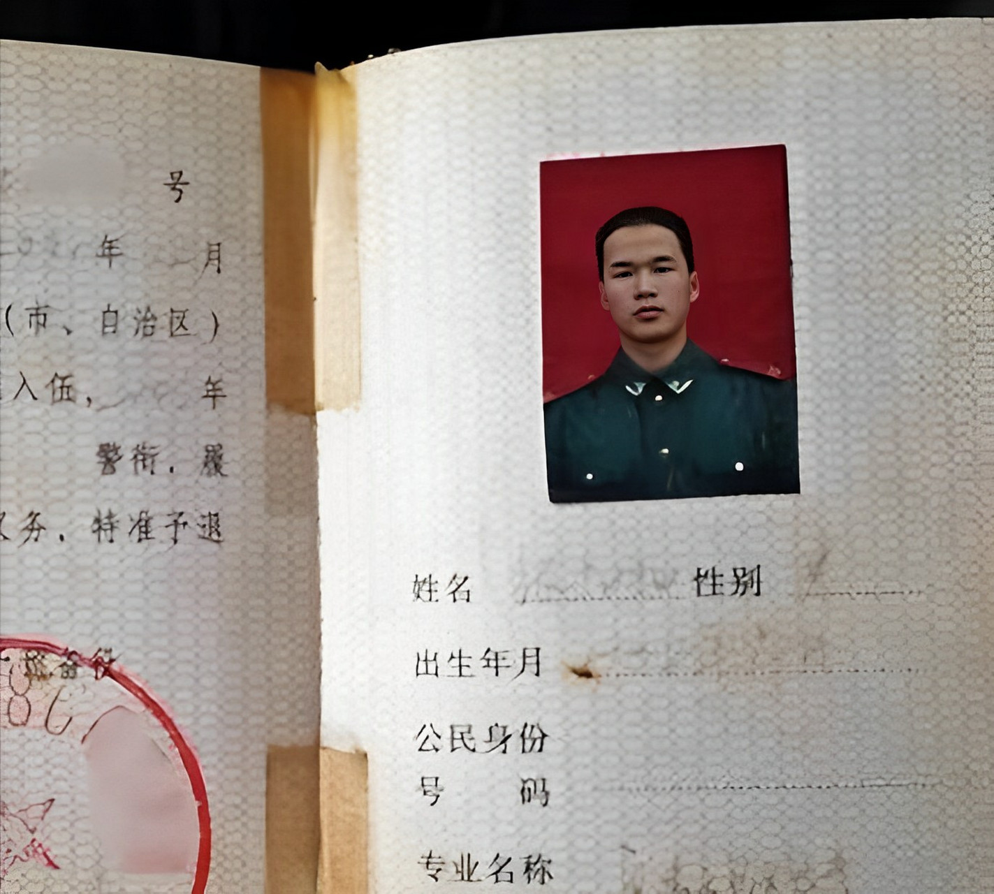 陕西,张扣扣公审时的照片,他曾经因为母亲被杀,隐忍了整整22年,在当兵