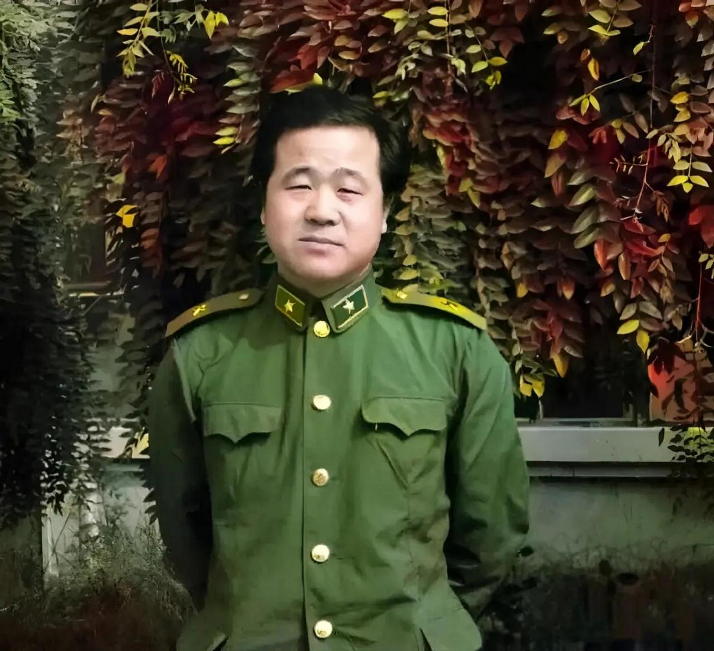 年轻时的莫言的一张军装照,人靠衣裳马靠鞍,那时的莫言还挺帅气的.