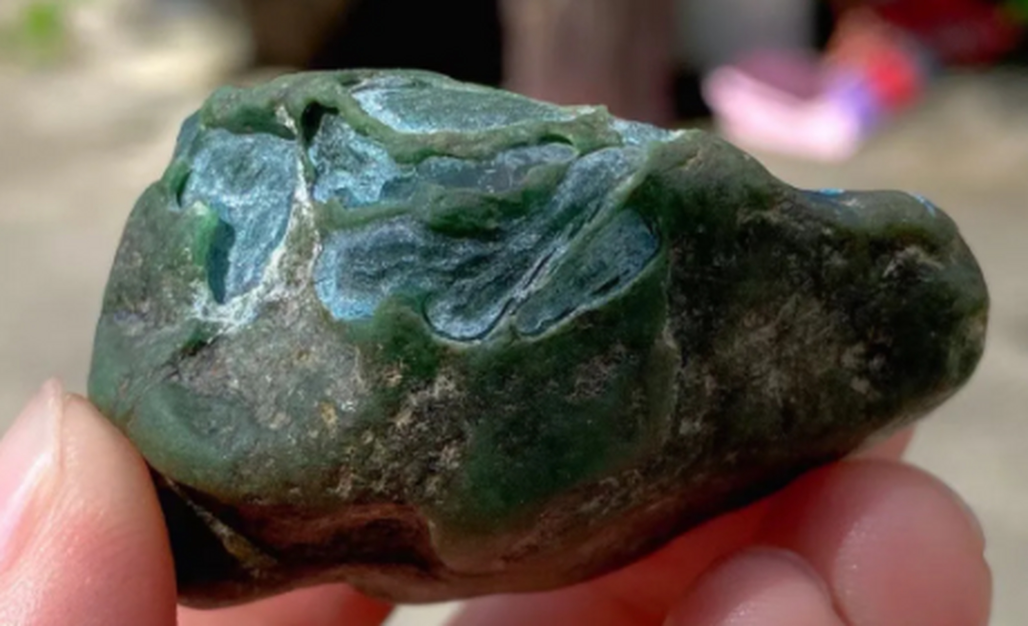 点击头像看直播##翡翠原石#  后江戒面级别色料,色纯色阳色够辣,开窗