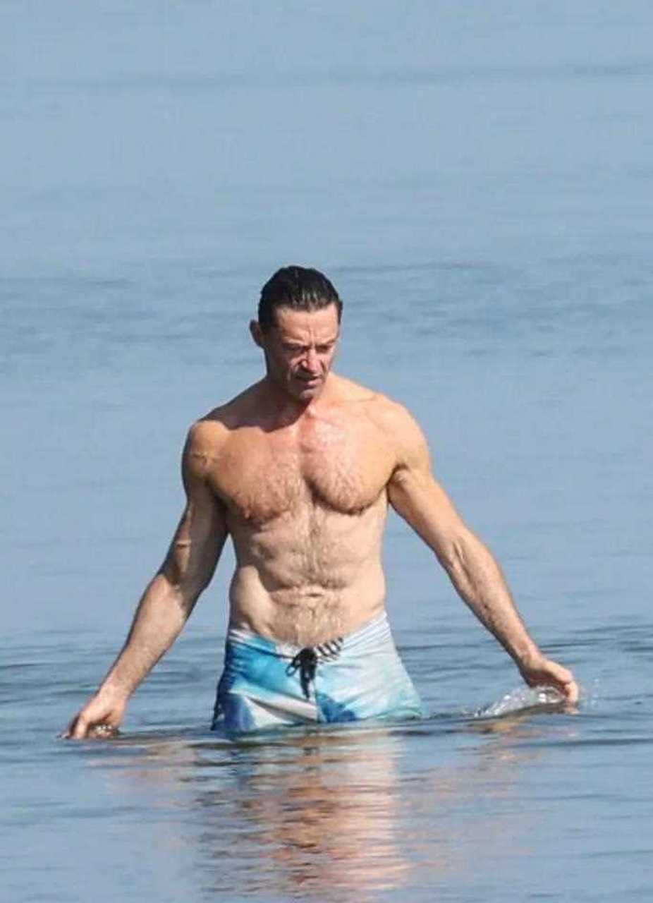hugh jackman休·杰克曼与妻子海边度假[发怒 53岁的休叔这个身材真