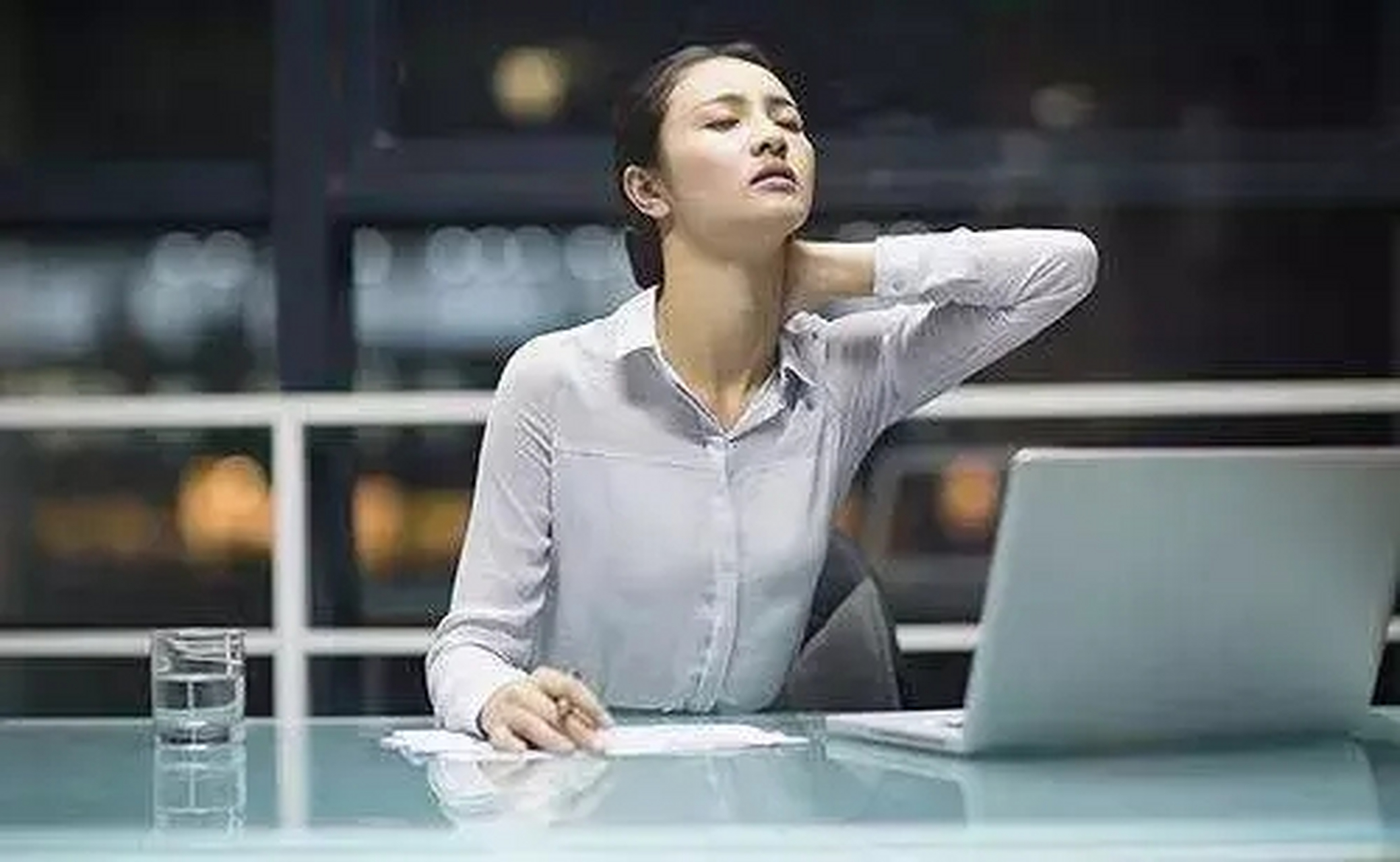 久坐与颈椎病 颈椎病是办公室人群的高发病症.