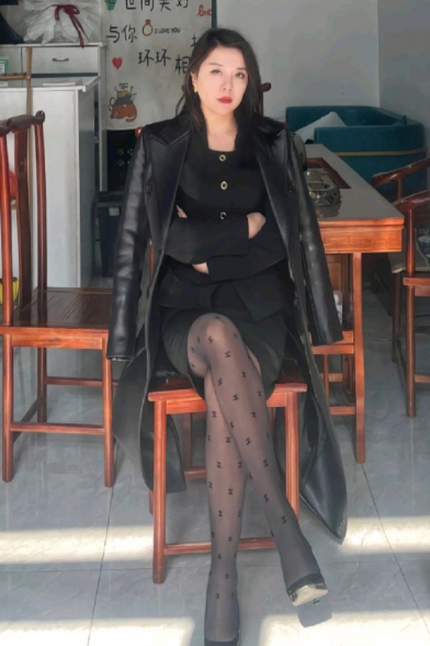 黑色丝袜和高跟鞋是永不过时的经典组合,无论是在职场还是日常生活中