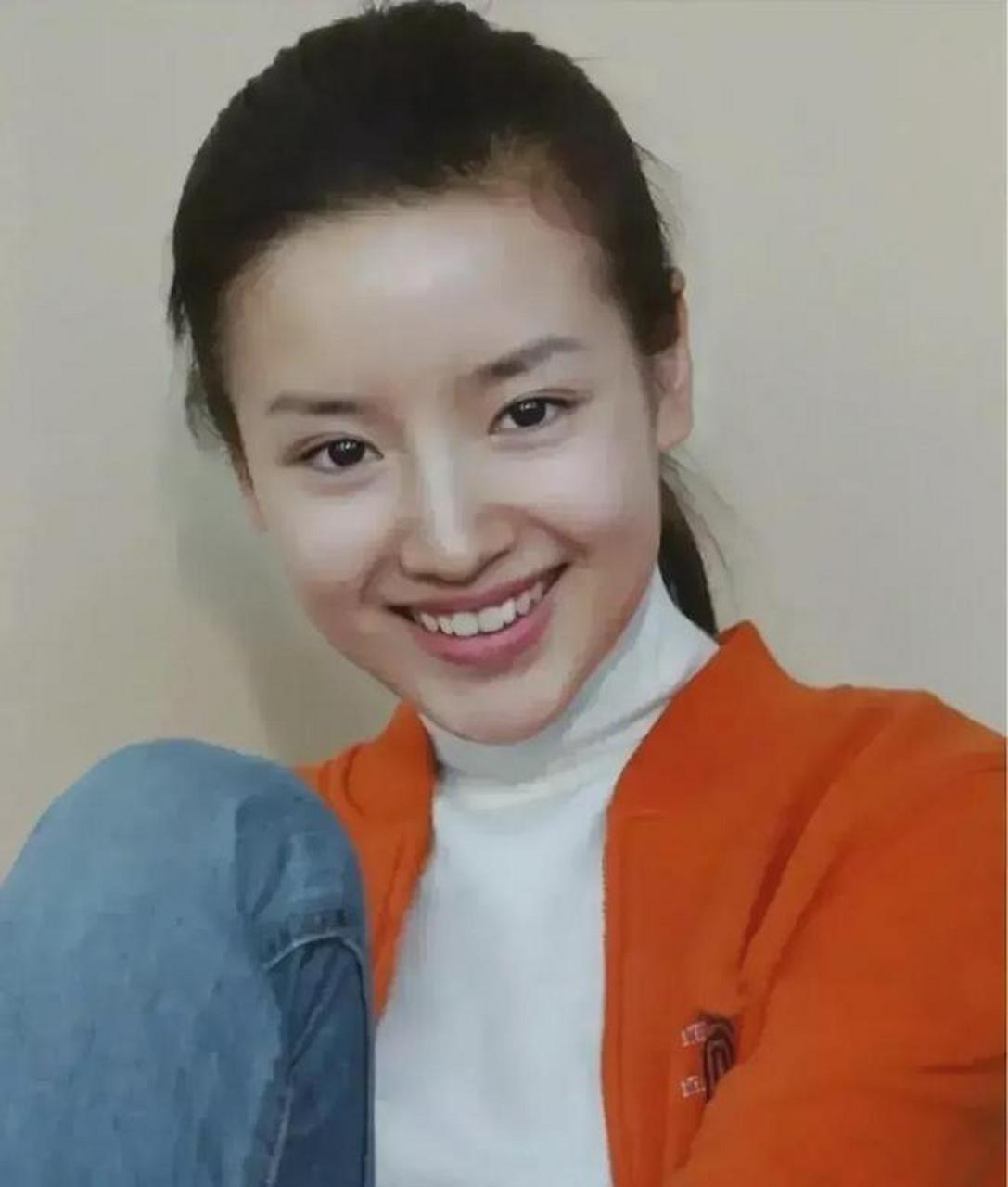 董洁年轻时清新秀雅,拥有一张纯素颜的娇美脸庞,气质脱俗,让人有一种