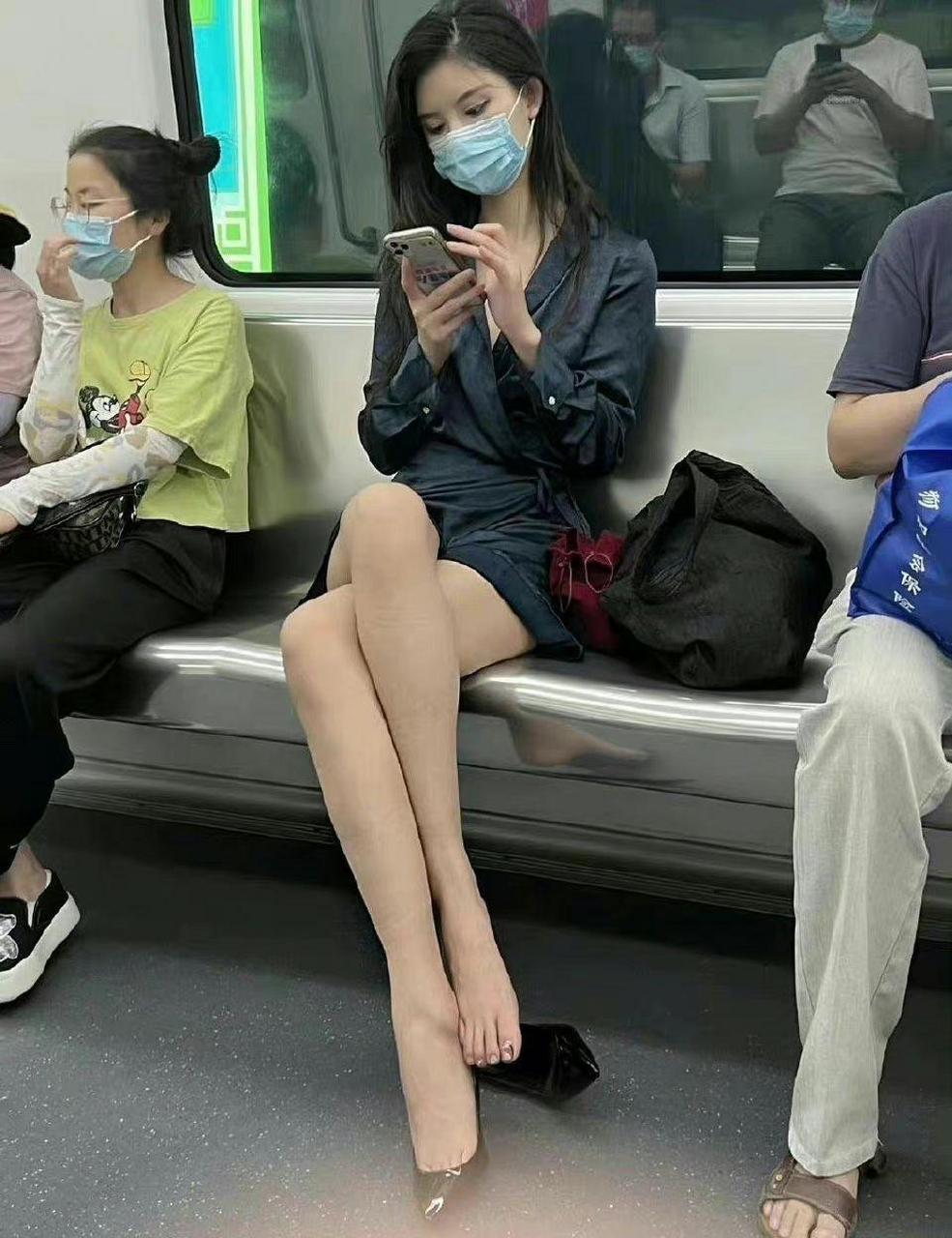 地铁上遇到这种喜欢脱鞋的女人,你会怎么办?