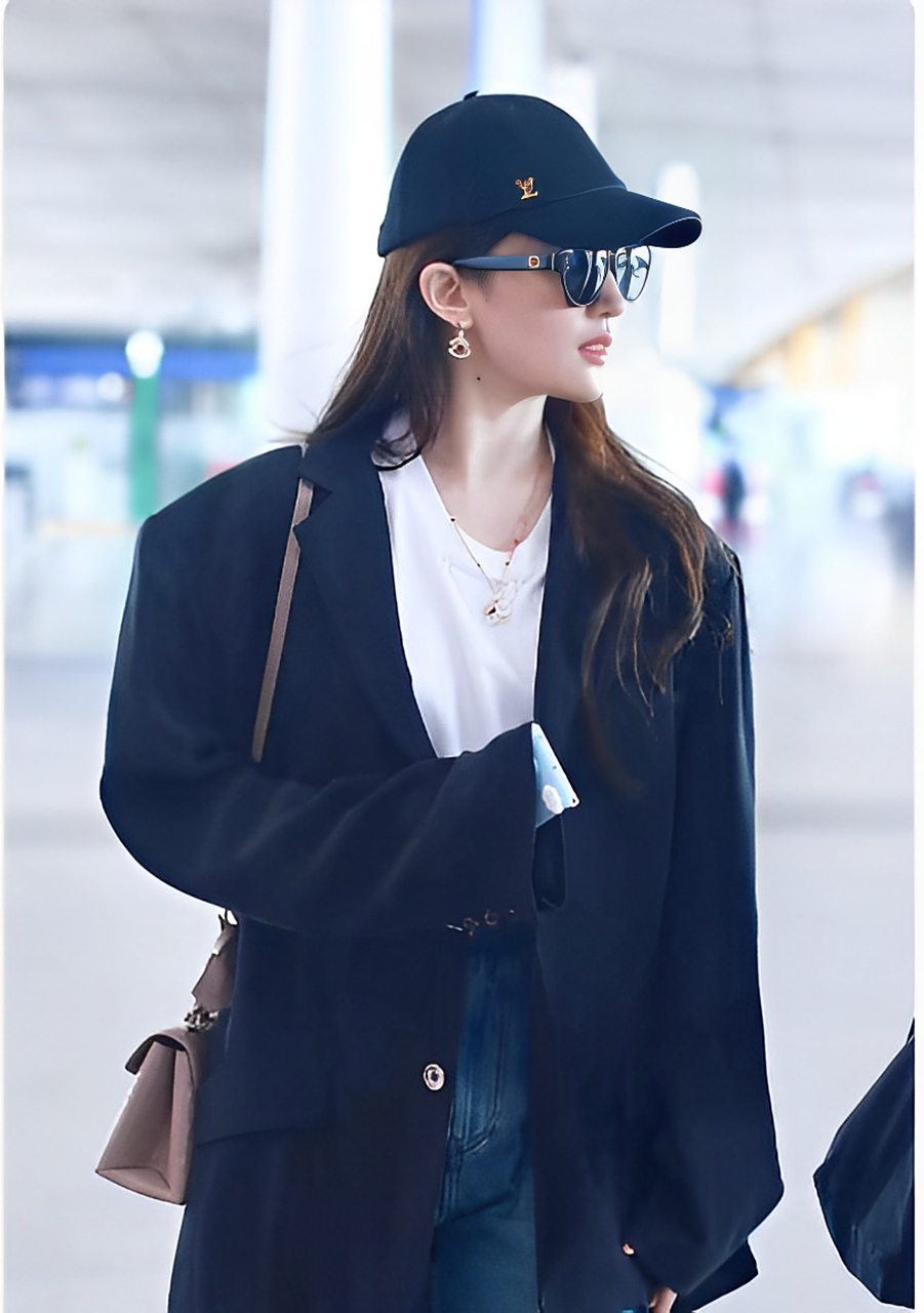 刘亦菲在首都机场的照片引起了粉丝们的大量讨论~!