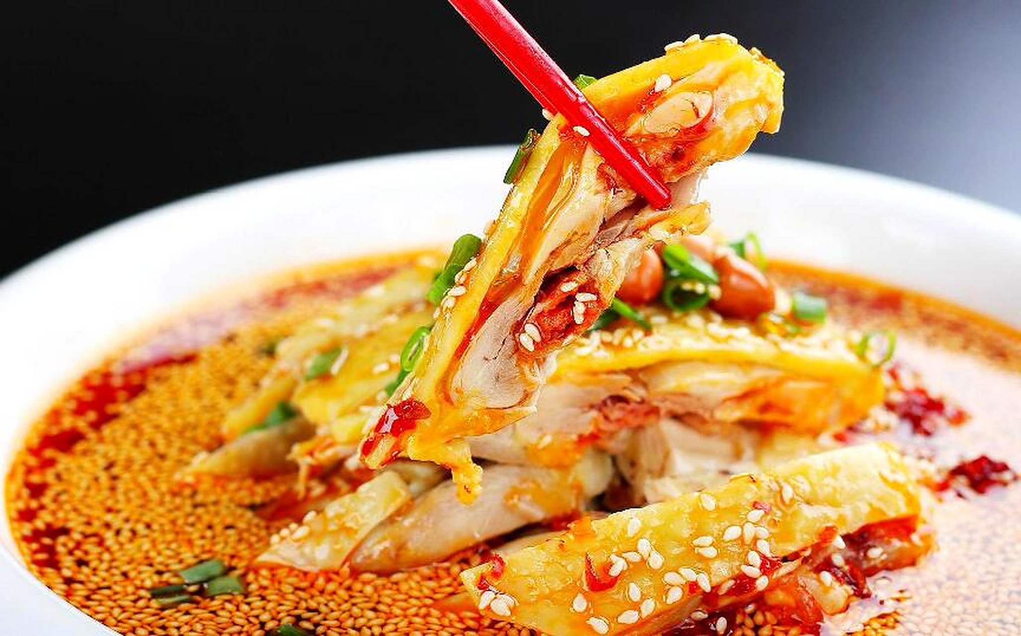 口水鸡麻辣,鲜香,嫩爽于一身,被誉为"名驰巴蜀三千里,味压江南十二州