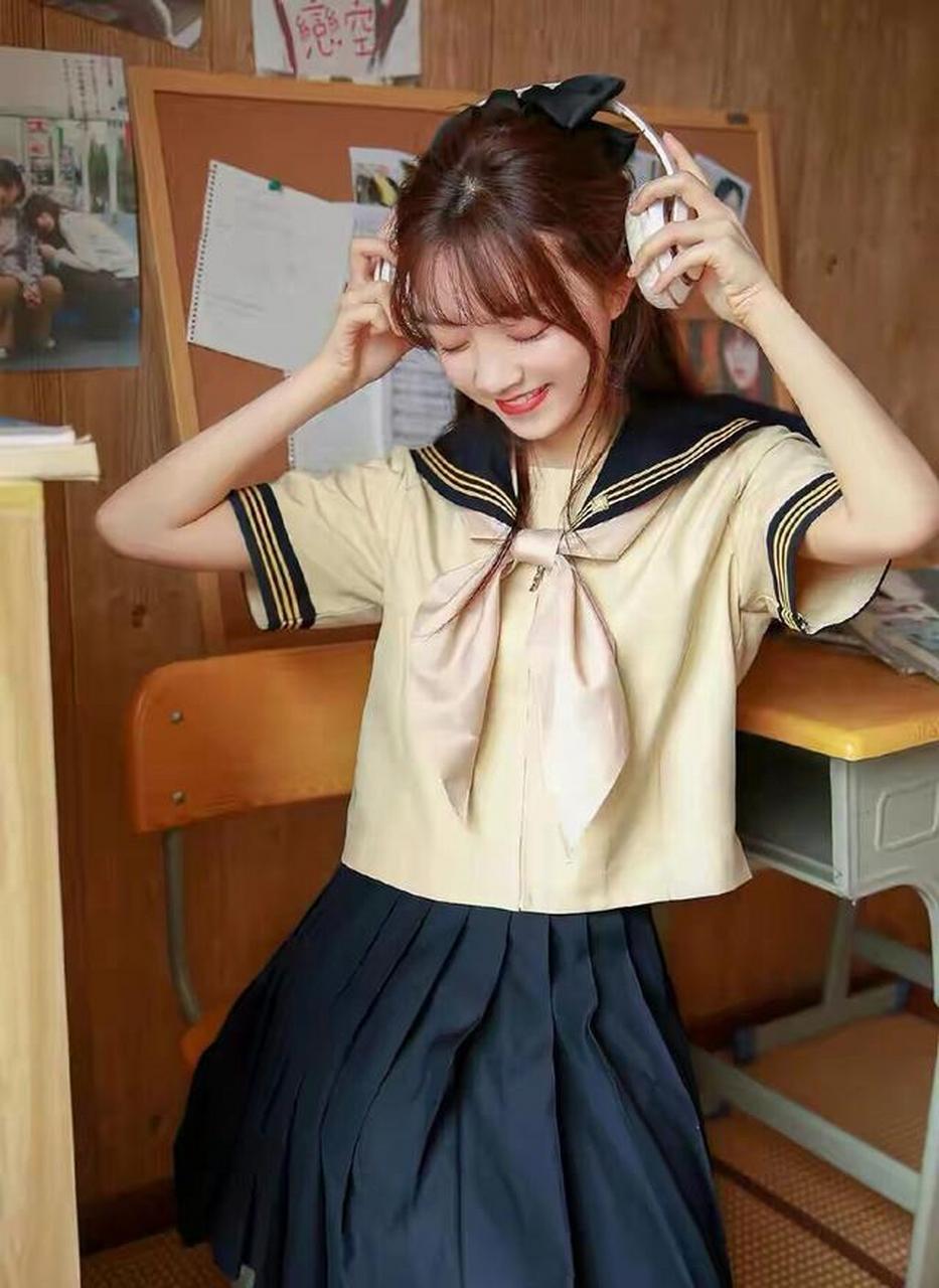 身穿水手校服的活力女孩写真