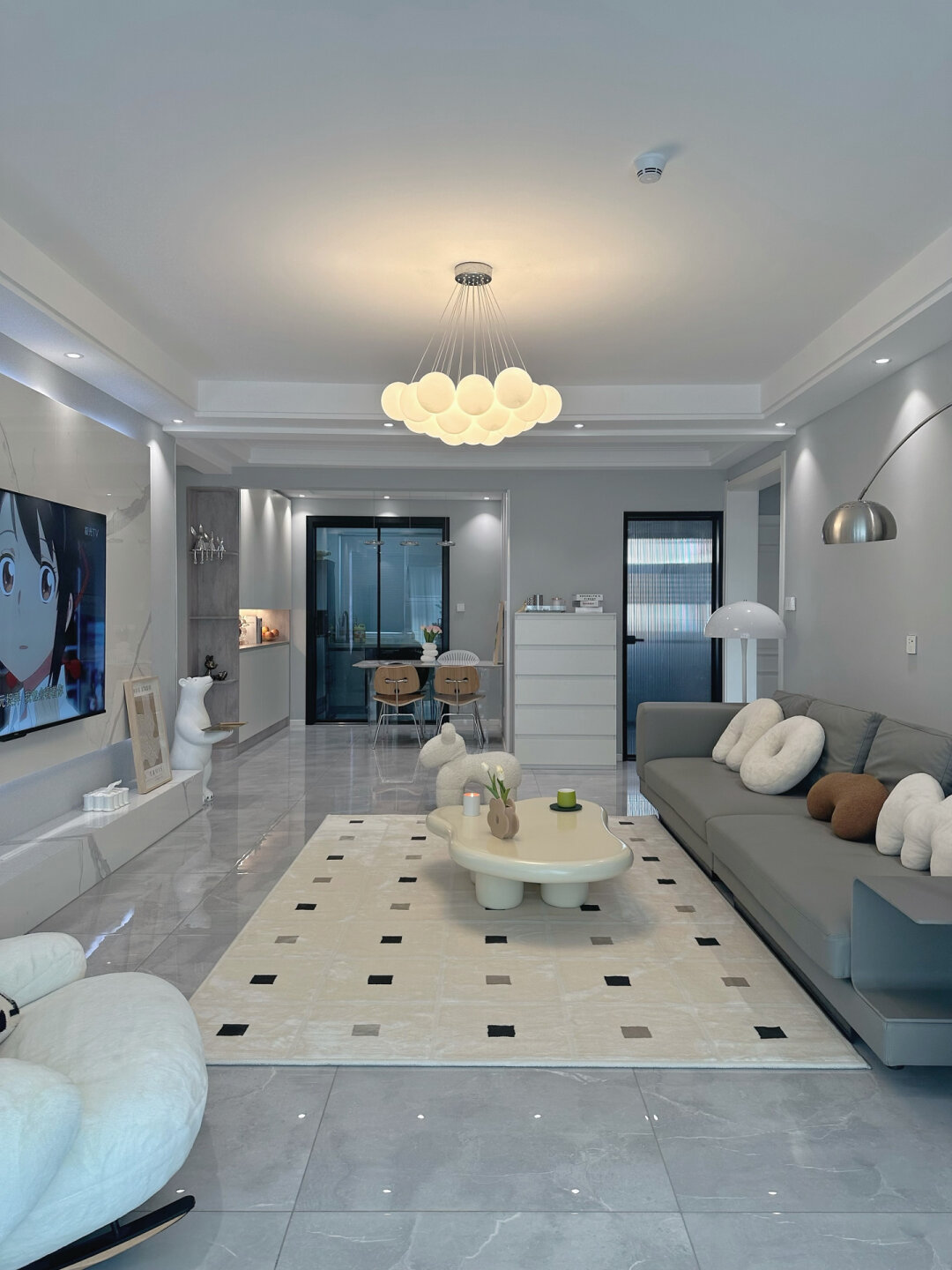 三室两厅一厨一卫 面积:建筑面积140平 套内110平 全程自己装修的