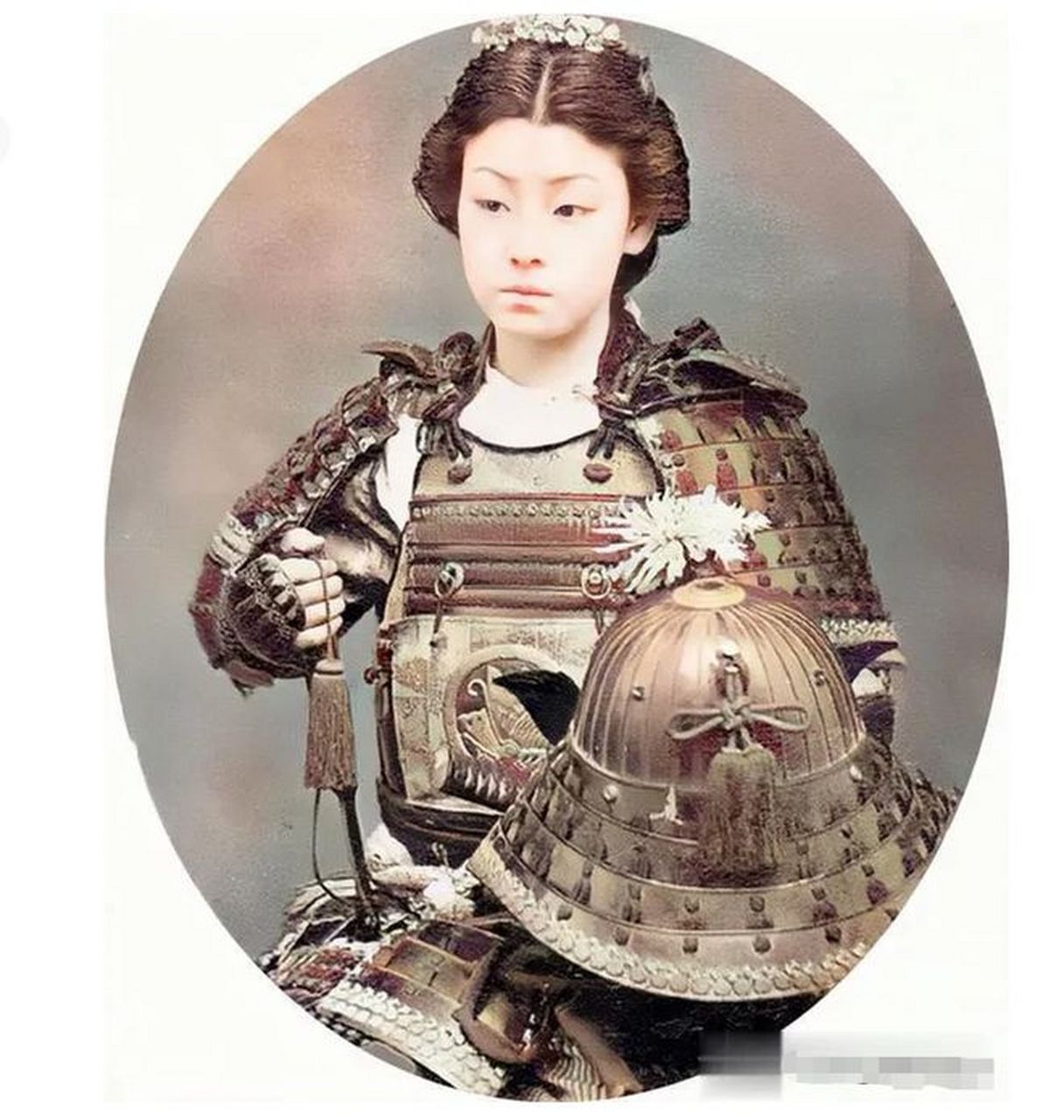 这张照片拍摄于1886年的日本明治时期,镜头中的女武士身着盔甲,手持