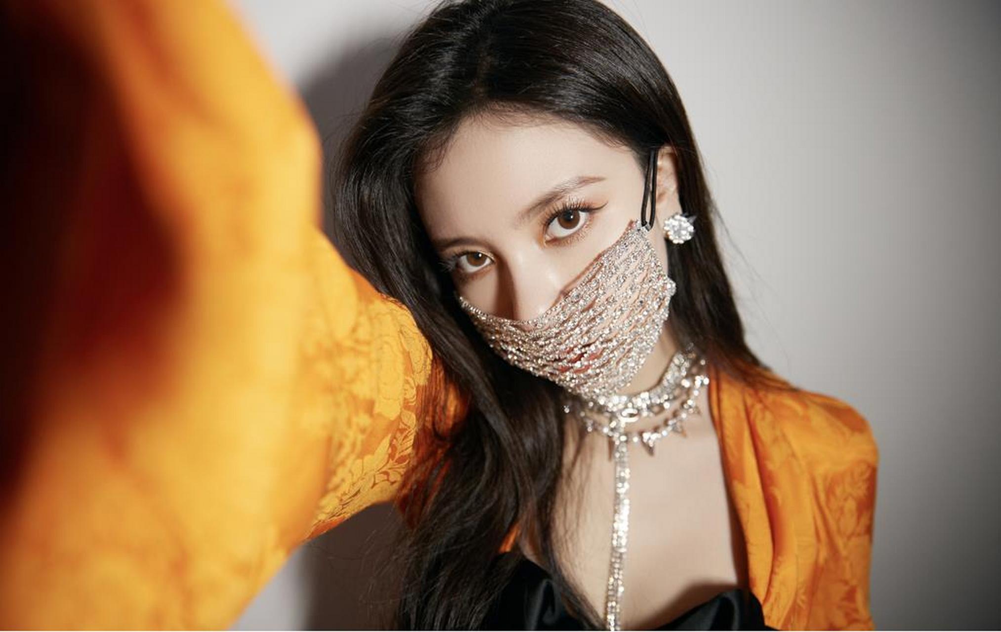 宋妍霏参加湖南卫视一档新节目《看见美好生活》,节目中的她身穿一身