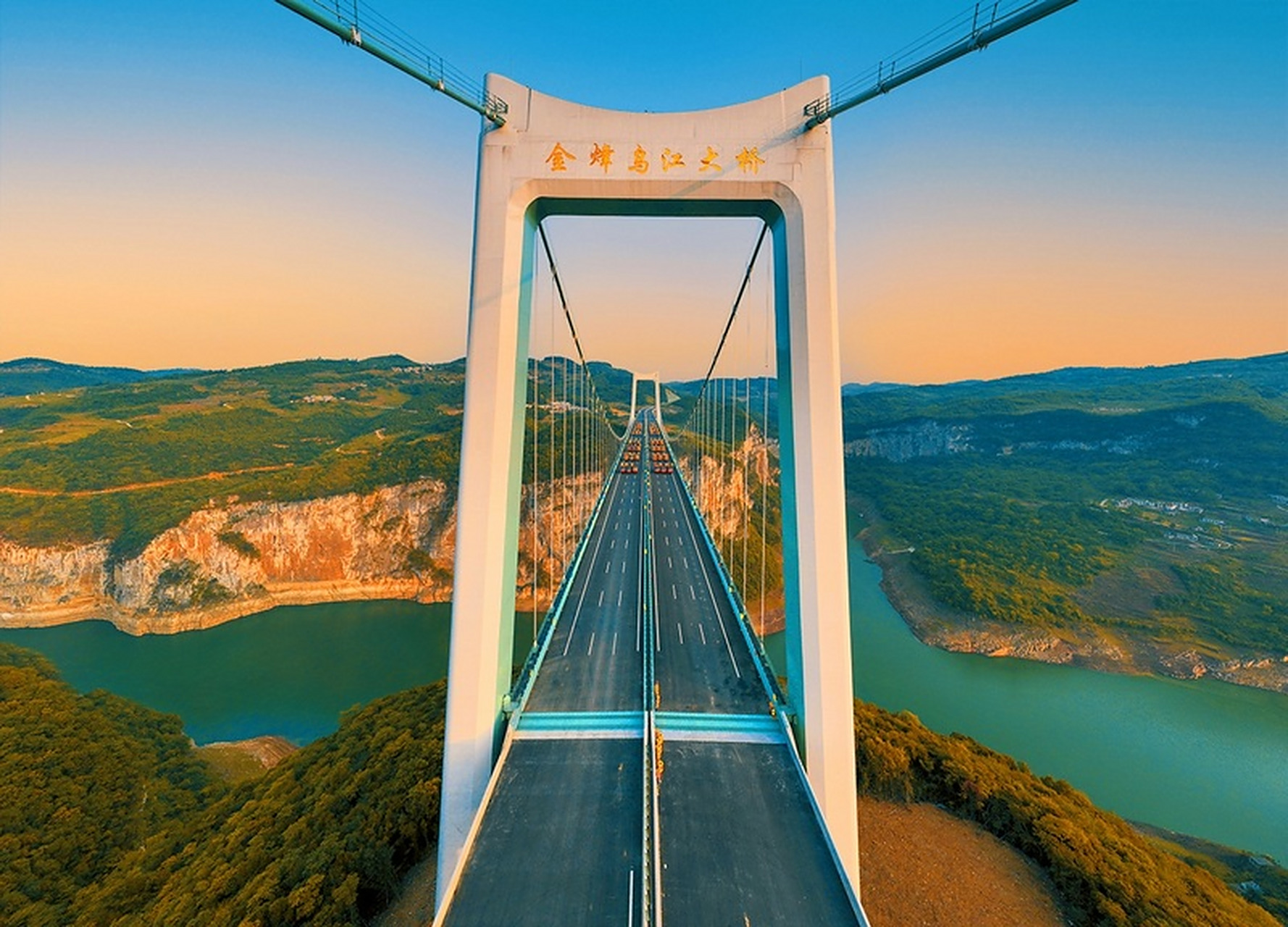 【"桥"见贵州】金烽乌江大桥进行的静力荷载试验使用48台35吨重的卡车