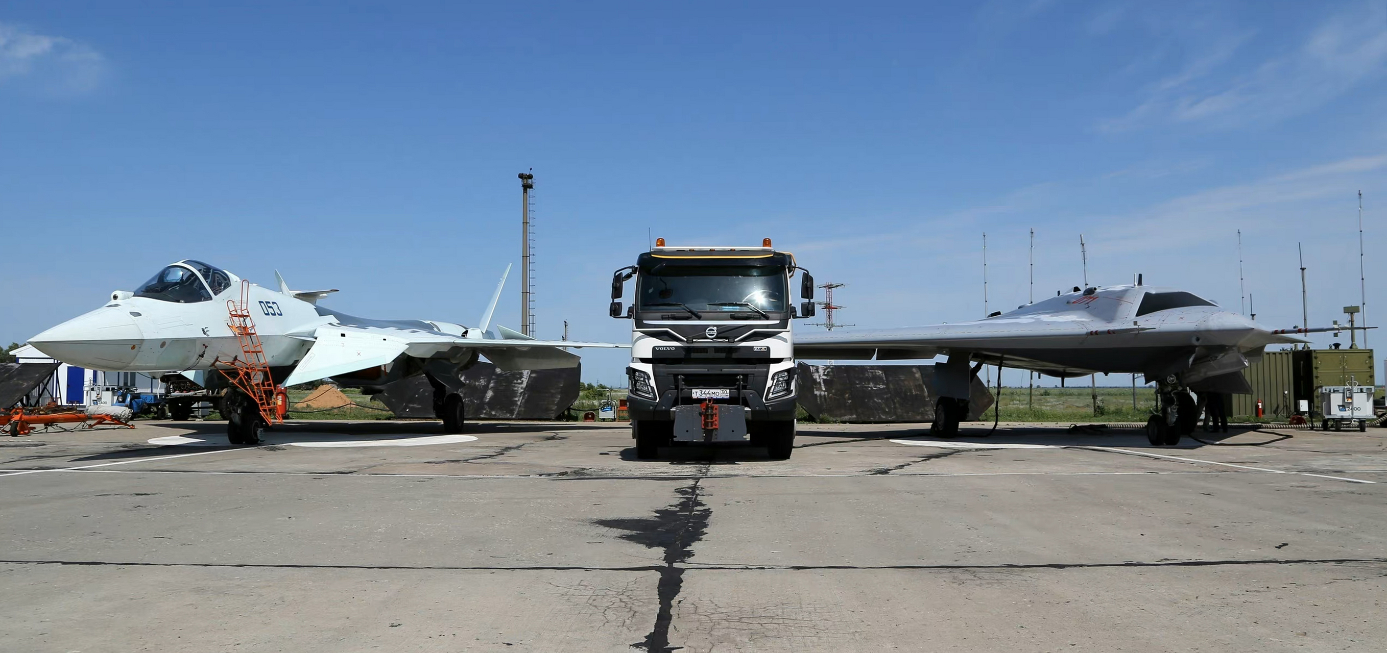 俄罗斯军工研制生产的s-70猎人无人机,据俄罗斯媒体的消息,s-70猎人无