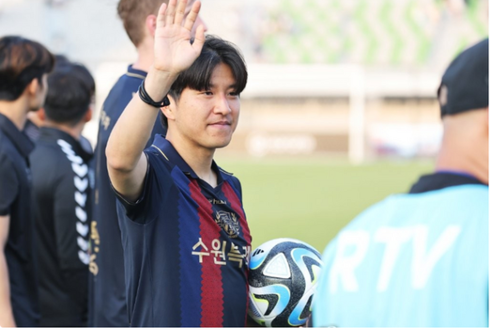 韩国前国脚朴柱昊宣布退役,他的夫人惊天一举抢了风头 在韩国足球