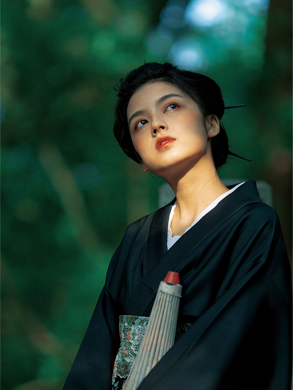 复古昭和和服 在公园里拍摄的一组和服写真 如何拍摄: 在绿色植物背景