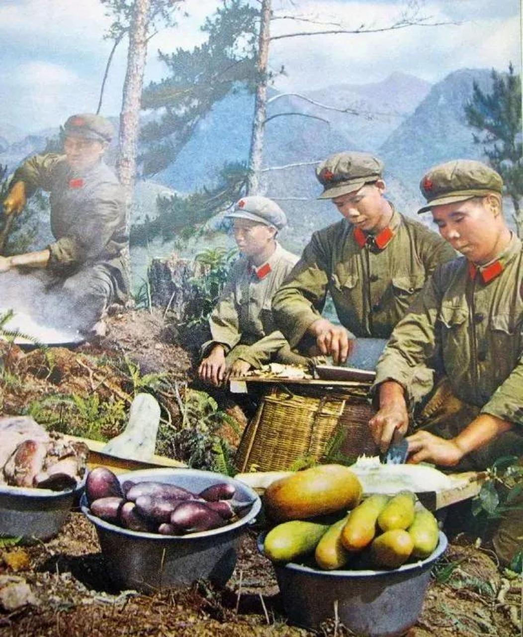 在上世纪70年代的部队野外训练中,有一个炊事班,他们为战友们做出了一