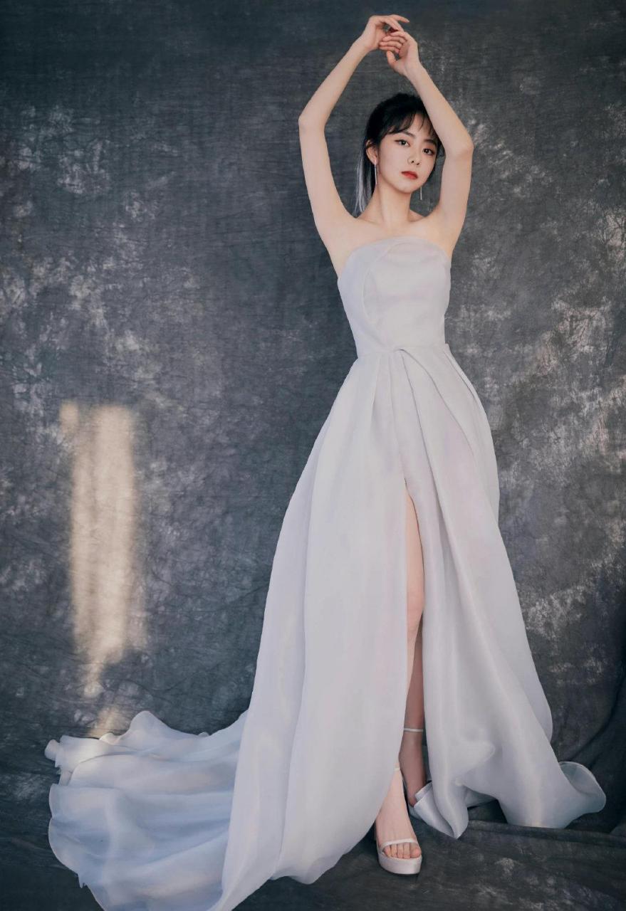 一袭素色的长裙,可爱动人的气质衬托无余.真可谓国民小可爱