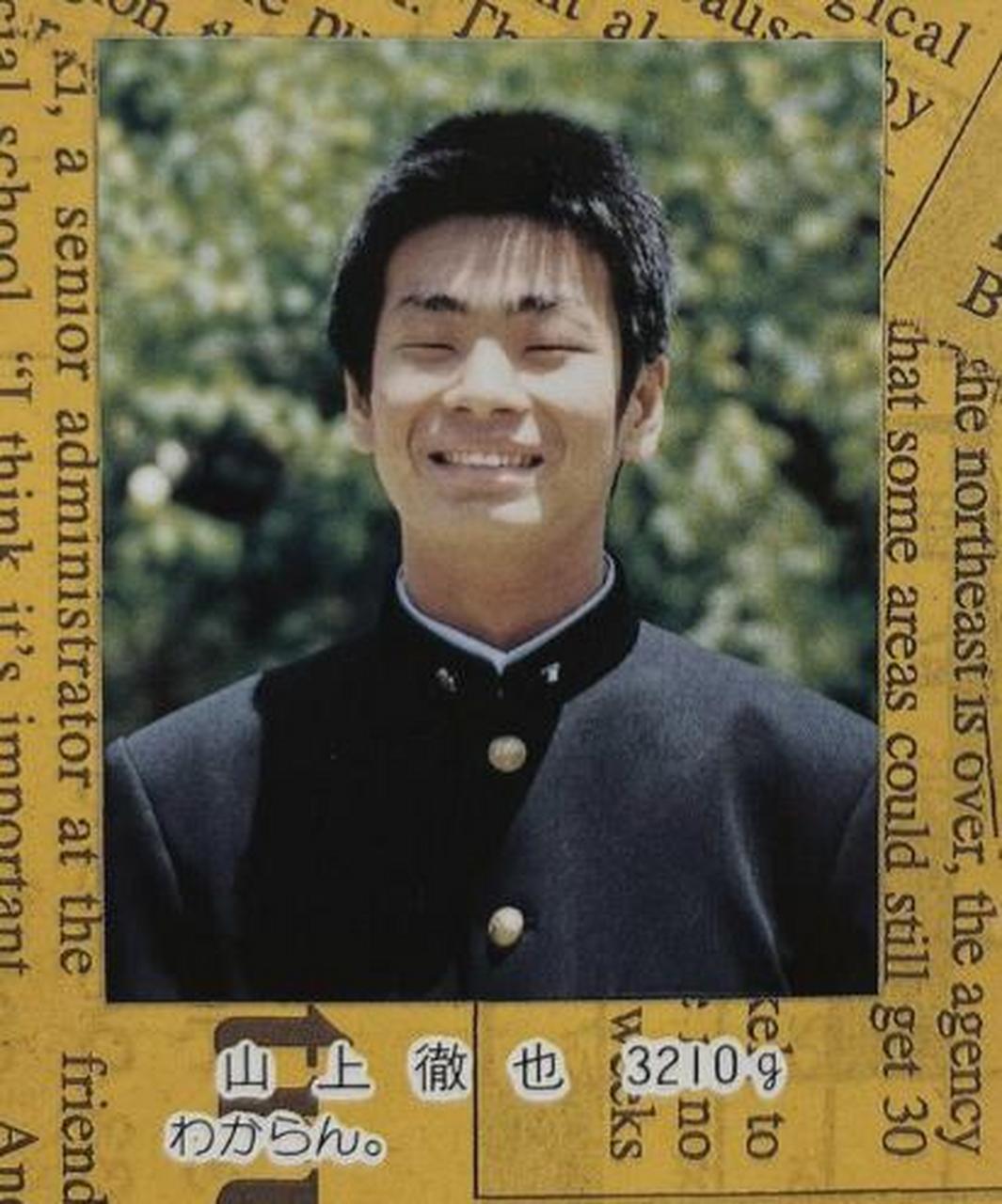 照片中这个日本青年就是2022年枪杀安培的山上彻也,有人说他是暴徒,有