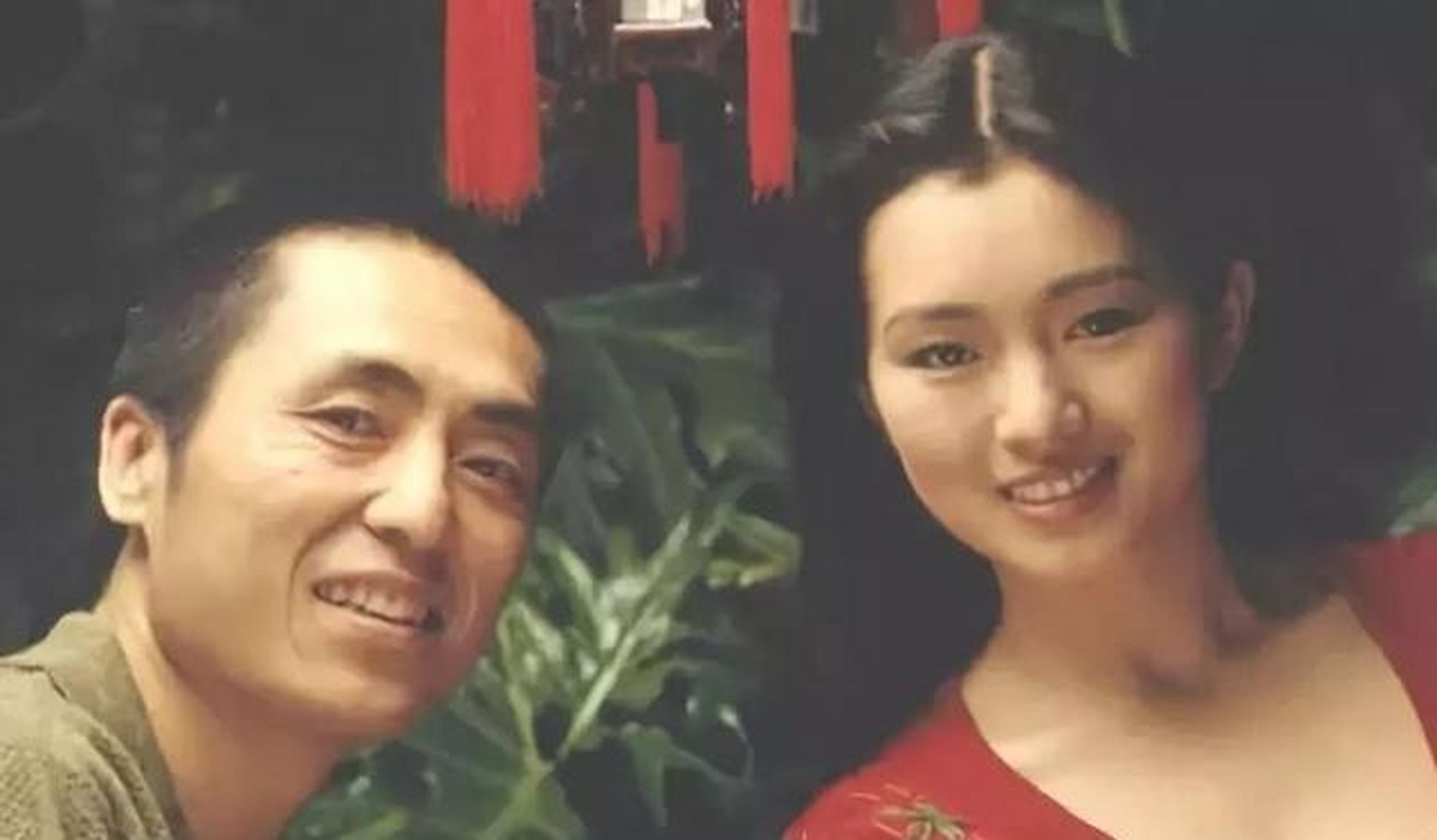 拍摄《红高粱》时,火辣张扬的巩俐和沉默寡言的张艺谋产生了莫名的