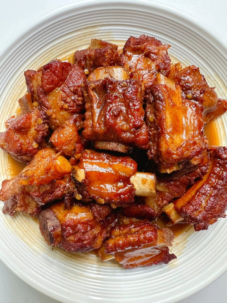 手把手教你红烧排骨家常做法 好吃到舔手指  以下是改写后的句子