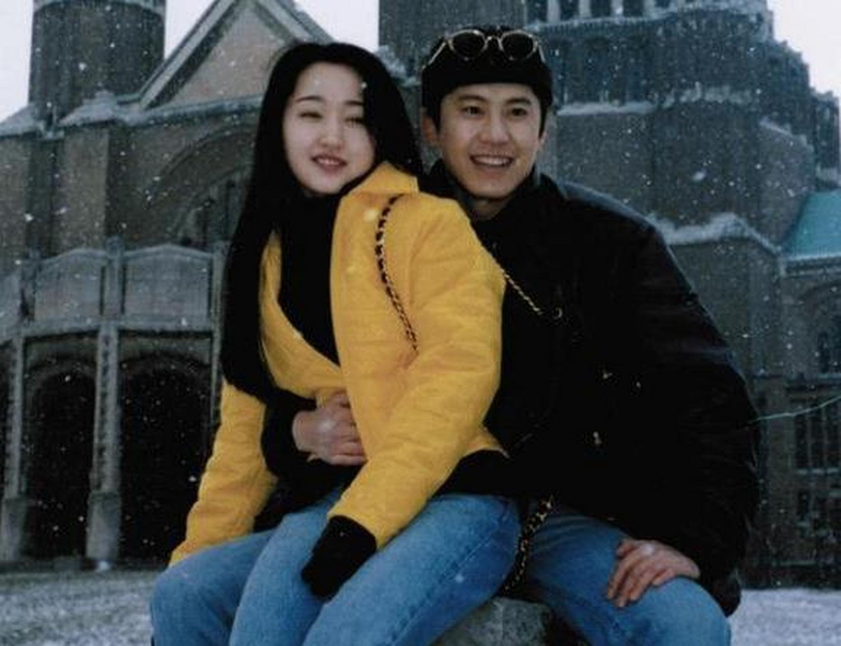 明星#1993年冬天,当红歌星毛宁与杨钰莹,在大街上留下了这张非常亲密