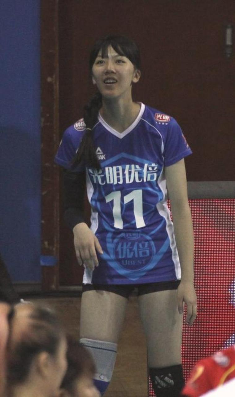 直到小学四年级时,上海女排自由人黄佳懿才第一次接触到排球.