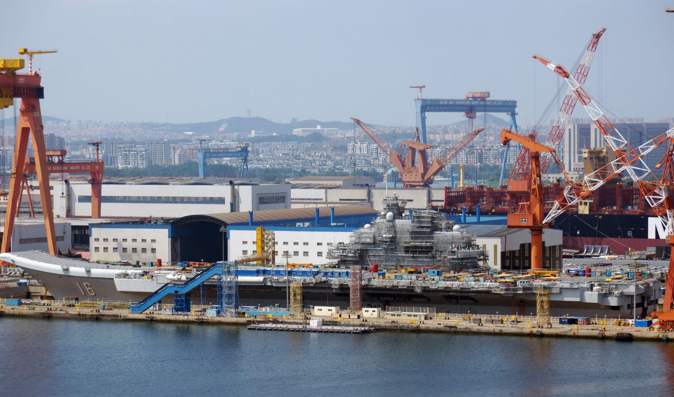 "辽宁"号目前正在大连造船厂的干船坞接受改装  舰岛布满脚手架,甲板