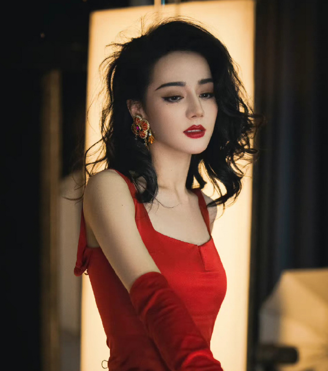 好美!迪丽热巴红裙卷发复古造型